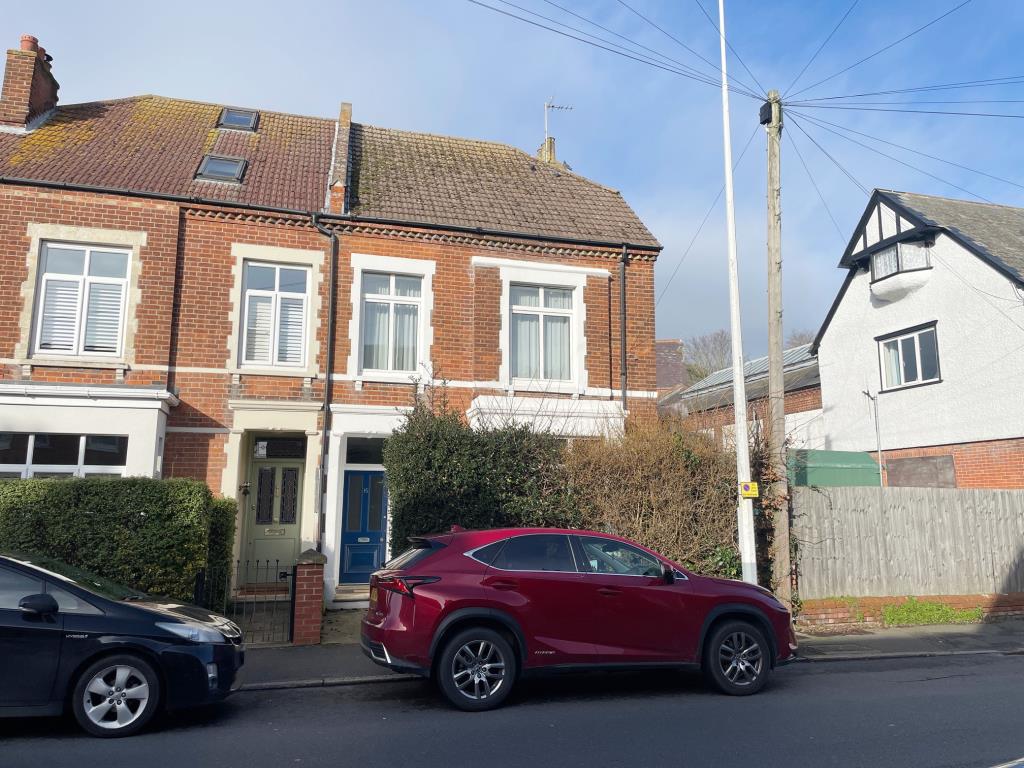 Lot: 102 - FOUR-BEDROOM HOUSE FOR IMPROVEMENT AND MODERNISATION - Front of property
